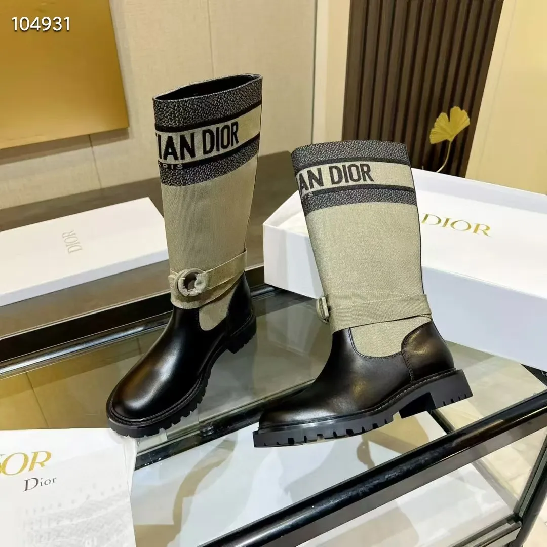👟👟Ex-factory price 560👟👟 Dior color-blocking new boots for autumn and winter, the latest electric embroidery color-blocking letter logo for autumn and winter, round-toe high-top knight boots for women, Material: first-layer cowhide stitched with electric embroidery fabric, sheepskin lining for feet, original molded TPU outsole Size: 35-40 yards